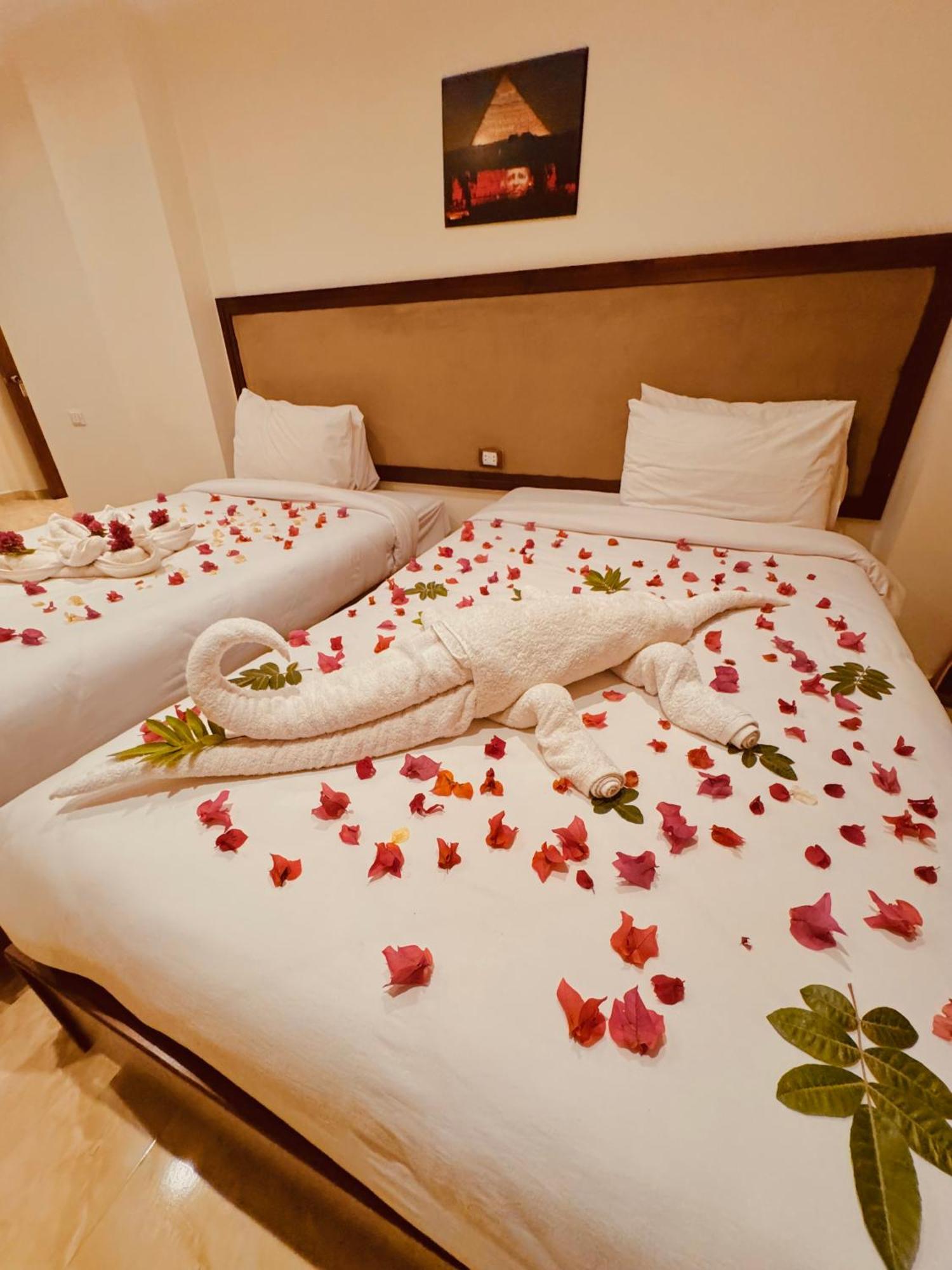 Flower Pyramids Inn Kafrat al Jabal Екстер'єр фото