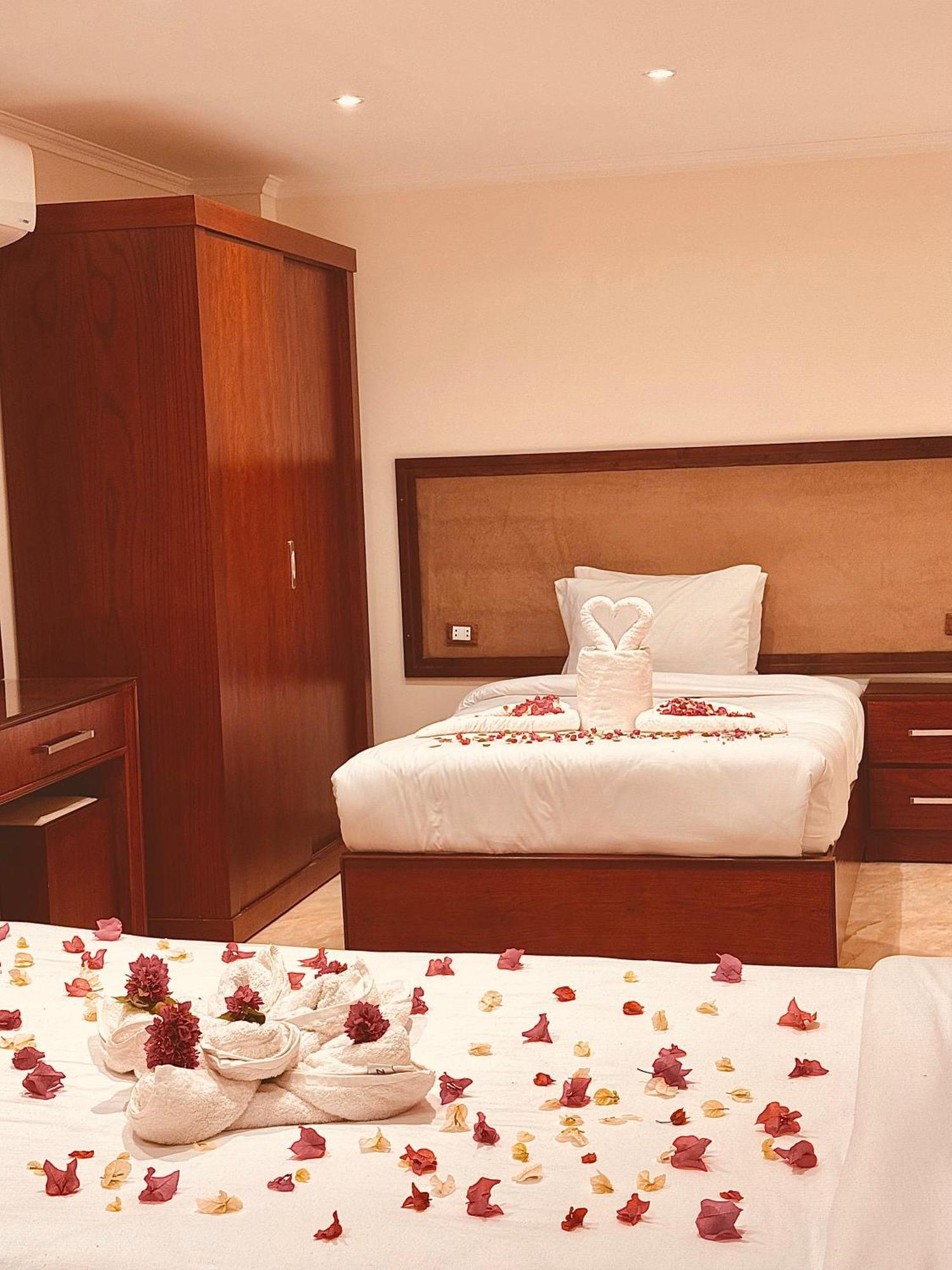 Flower Pyramids Inn Kafrat al Jabal Екстер'єр фото