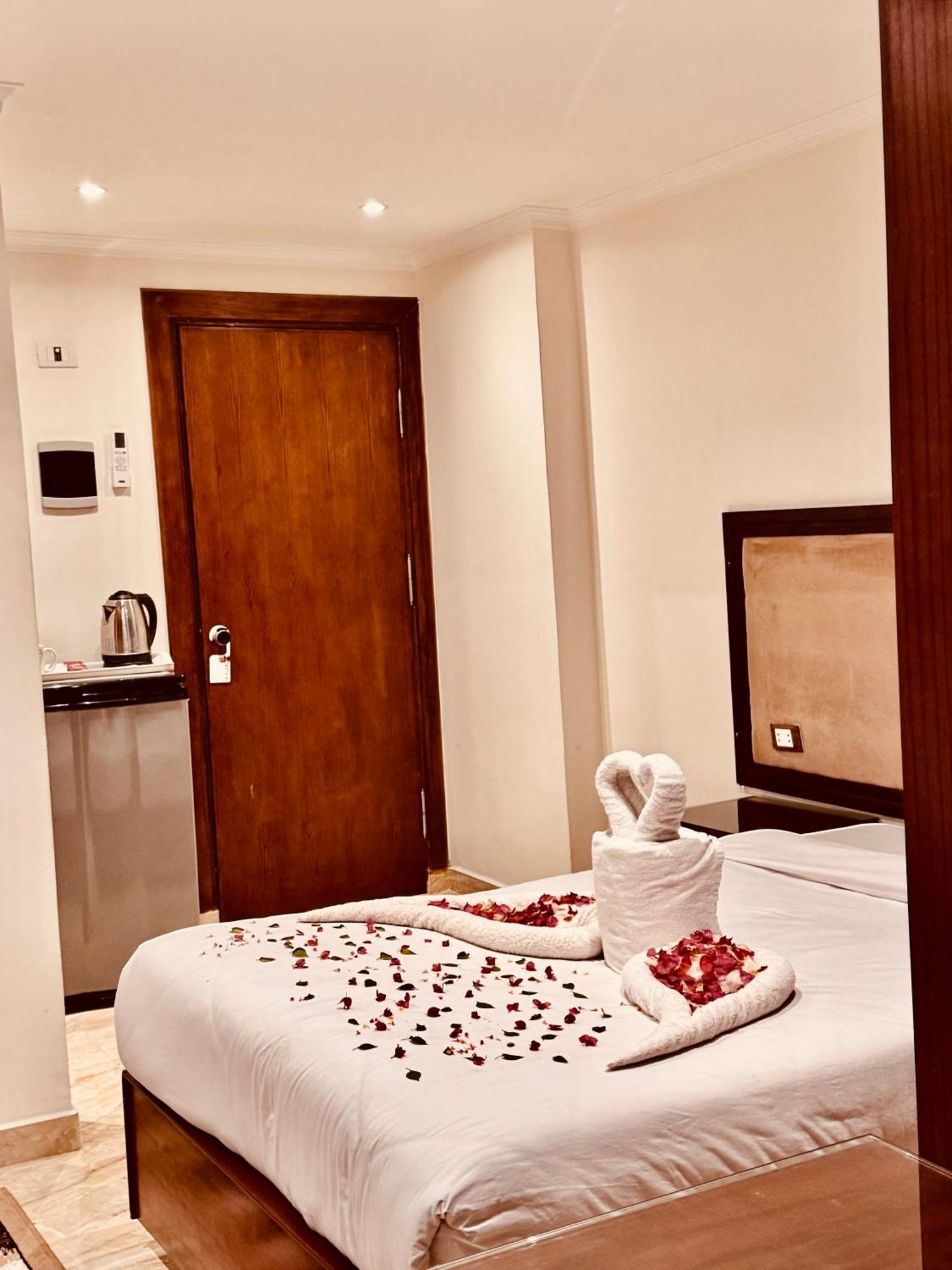 Flower Pyramids Inn Kafrat al Jabal Екстер'єр фото