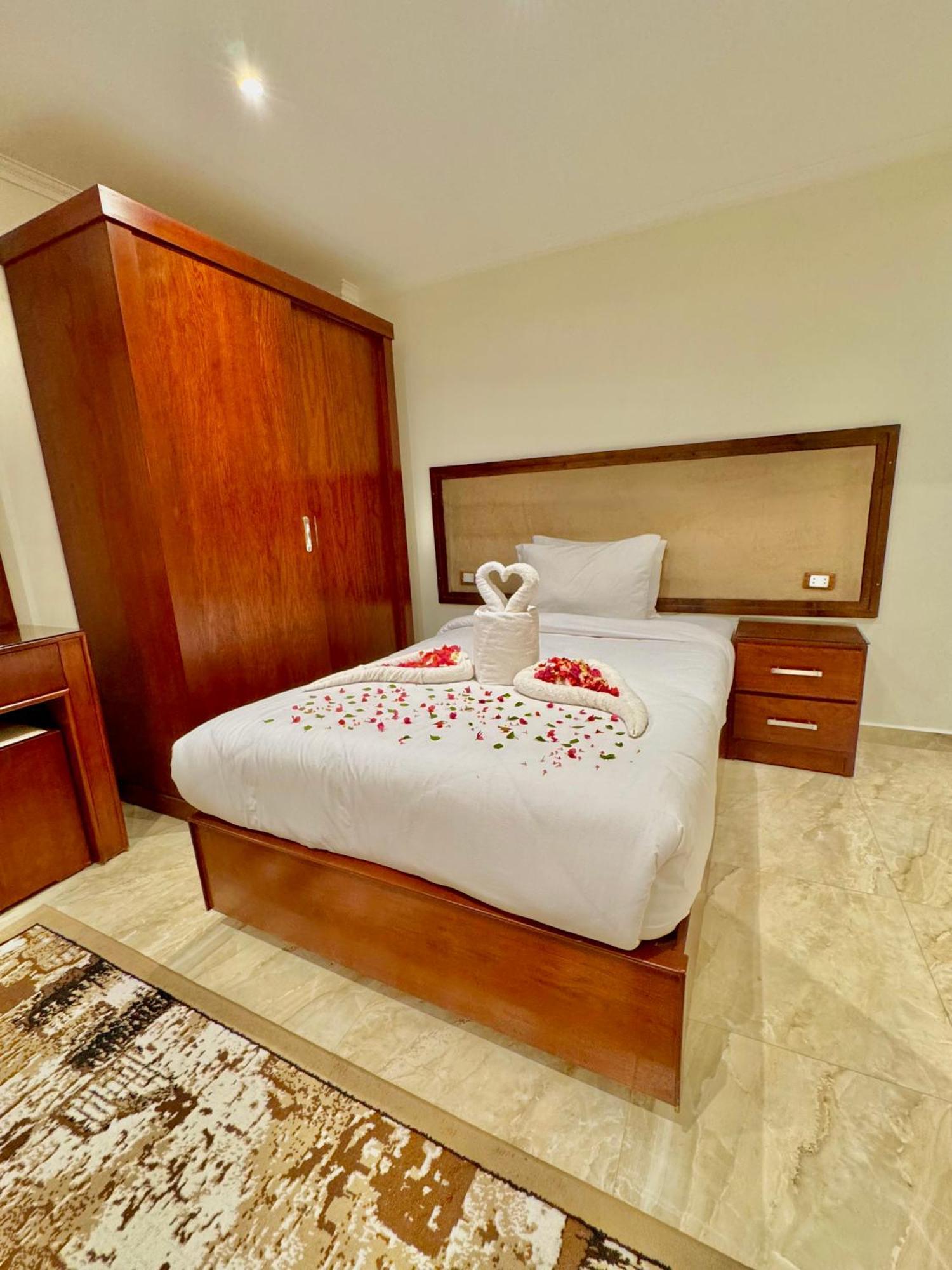 Flower Pyramids Inn Kafrat al Jabal Екстер'єр фото