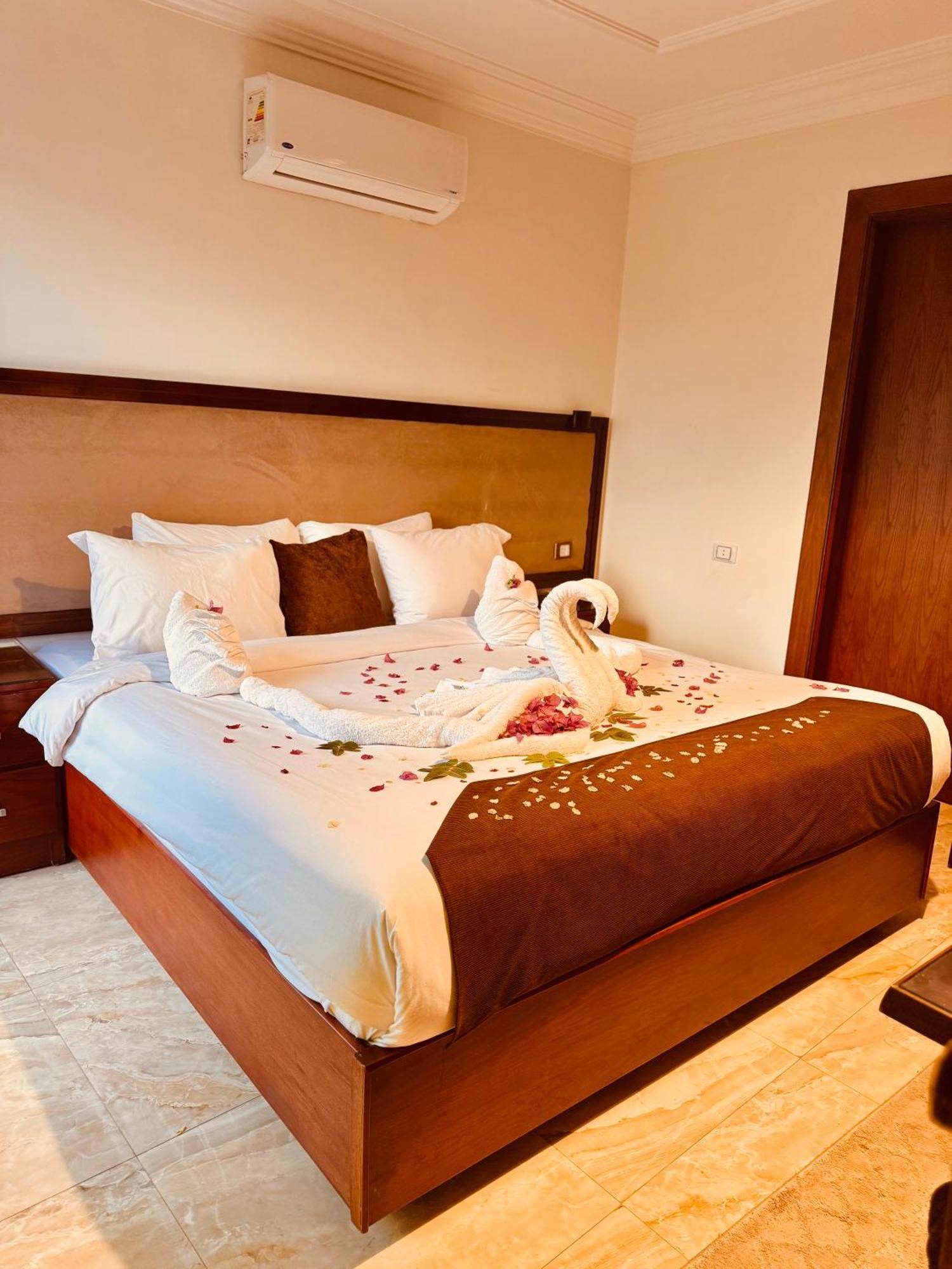Flower Pyramids Inn Kafrat al Jabal Екстер'єр фото